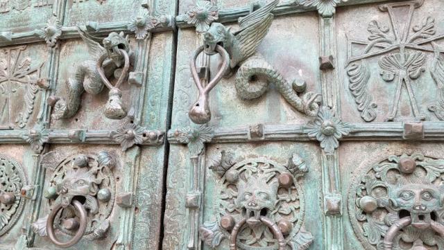 von hohem kunstgeschichtlichen Rang sind die Bronzetüren des Hauptportales