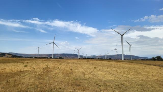 wir durchqueren riesige Windräder, Windparks...