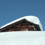 kleine Hütte mitten im Schnee
