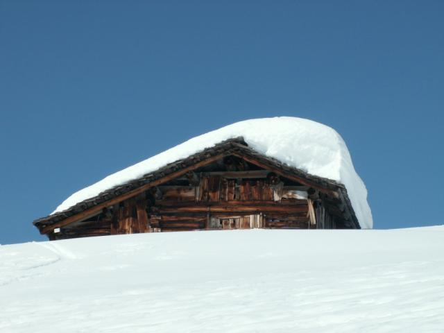 kleine Hütte mitten im Schnee