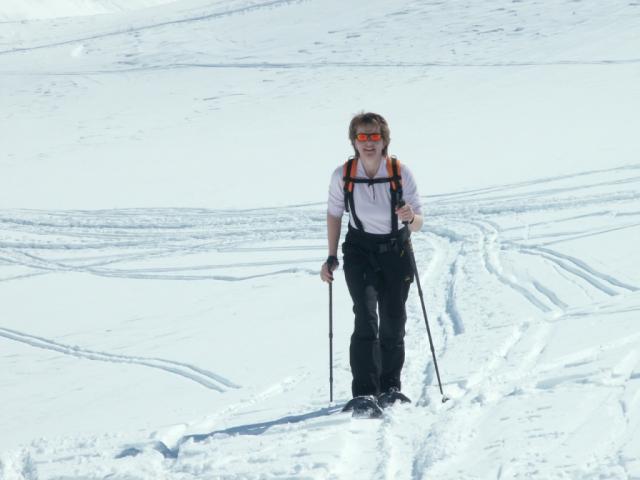 Mäusi beim Schneeschuhlaufen