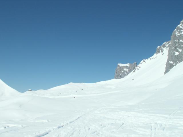 links unten die Carschina Hütte