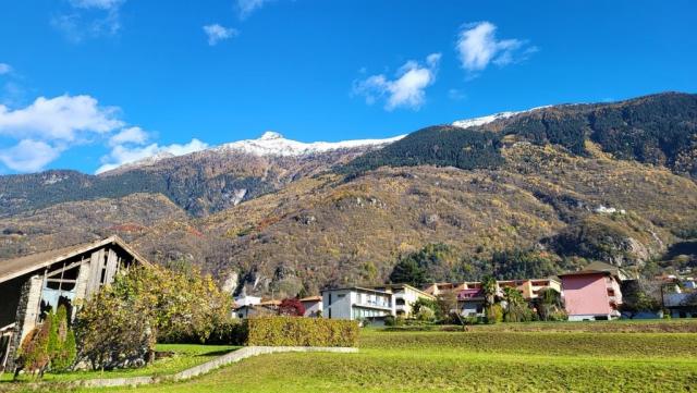 wir erreichen Claro und blicken hinauf zum schneebedeckten Pizzo Claro, den wir auch schon besucht haben