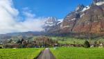 vor uns das Dorf Gams. Dahinter wunderschön mit Schnee bedeckt, die Kreuzberge