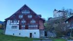 das bekannte Schlangenhaus. Gut ersichtlich die gemahlene Schlange an der Hausfassade