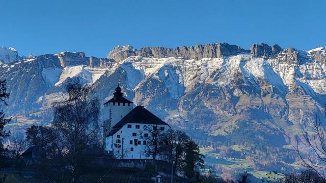 Schloss Werdenberg, dahinter das Alpsteingebirge