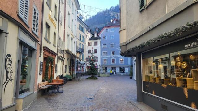 wir verlassen das Kaffee Klatsch und durchqueren die Altstadt von Chur