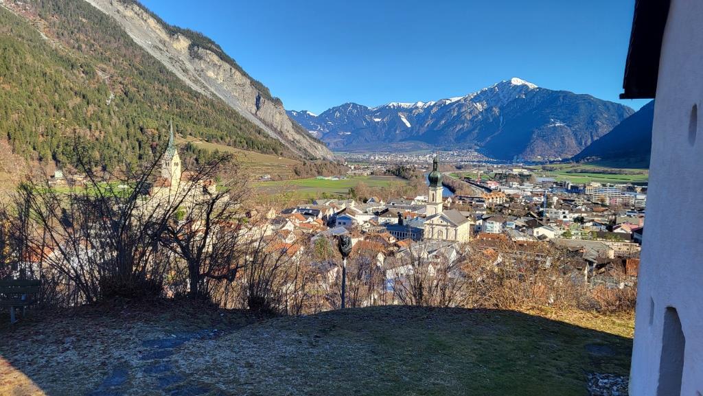 wir blicken auf Domat/Ems mit seinen zwei Kirchen. Dahinter gut ersichtlich der Montalin