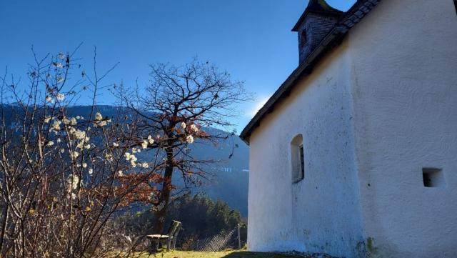 nach einer kurzen Pause verlassen wir den Hügel mit der Kapelle