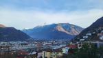 wir haben den Bahnhof von Bellinzona verlassen und blicken über Bellinzona hinauf zum Pizzo Claro
