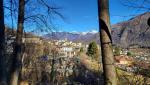 wir blicken zurück zur Kirche von Rivera. Dahinter die schneebedeckten Berge mit dem Pizzo Vogorno