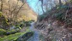 der schöne Wanderweg führt nun zwischen den Hängen des Monte Ferraro und Ur Bar