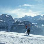 Mäusi im forschem Tempo. Im Hintergund Rigidalstock - Titlis