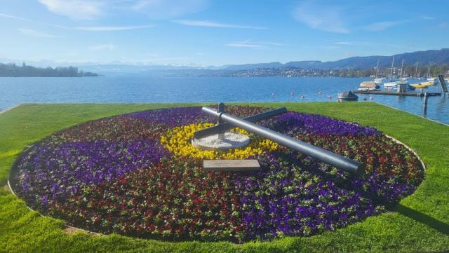 die schöne Blumenuhr direkt an der Seepromenade beim Bürkliplatz