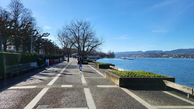 an der Seepromenade führt der Weg direkt dem Wasser entlang