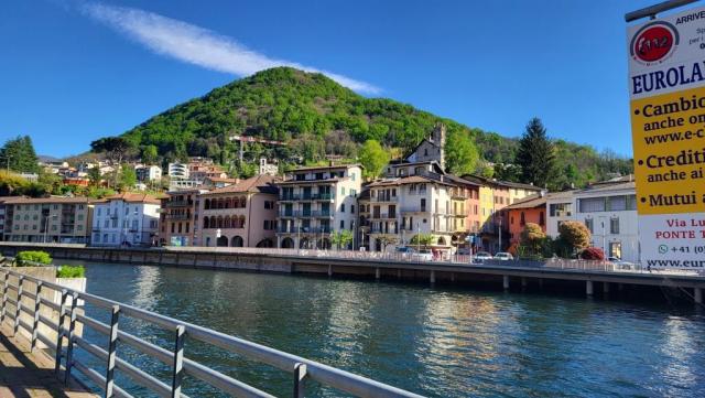 wir blicken von Italien aus über die Grenze nach Ponte Tresa auf der Schweizer Seite