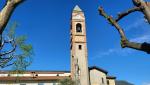 die Kirche Pietro e Paolo mit seinem hohen Kirchturm