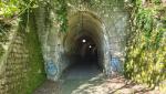 der Weg führt uns sogar durch Tunnels. Die Bahnstrecke verband Lavena mit Varese