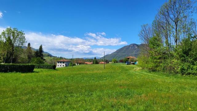 über Wiesen und Felder führt uns der Wanderweg nach Ghirla