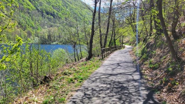 alles am Seeufer entlang, wandern wir nach der Pause Richtung Ganna