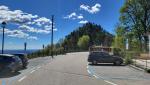 ...grossen Parkplatz beim Piazzale Pogliaghi stehen