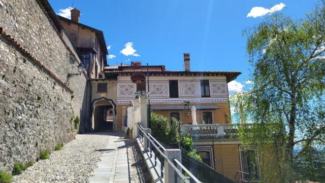 wir treten in den Sacro Monte (Heiliger Berg) von Varese (UNESCO-Welterbe) ein