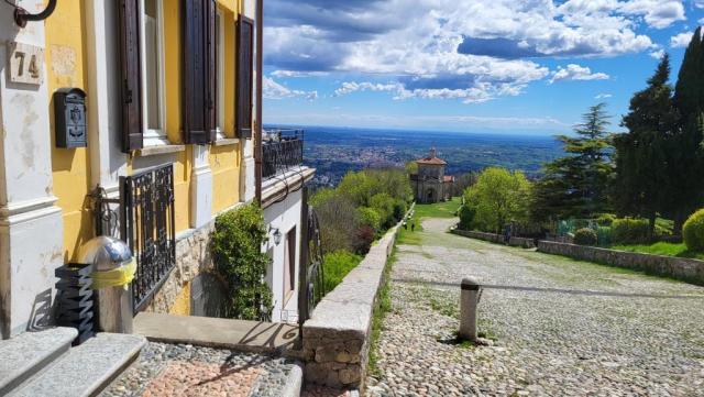 wir verlassen das Ristorante Montorfano und biegen in dia Via Sacra "del Rosario" der Heilige Rosenkranzweg