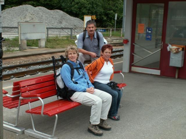 warten auf den Zug im Bahnhof Tamins - Reichenau