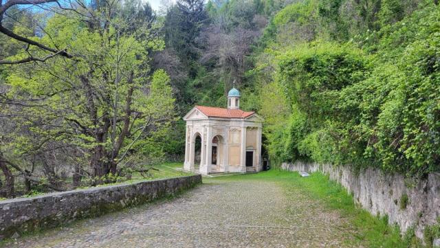 Die III Kapelle ist "der Geburt Jesu" gewidmet. Aussen erkennen wir die Statuen von Johannes der Täufer und Lukas