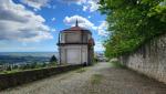 wir folgen der gepflasterten Allee, und gelangen zur II Kapelle, 1605 erbaut, die der "Heimsuchung" gewidmet ist