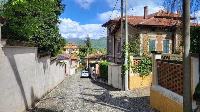 wir durchqueren Oronco und Sant'Ambrogio, zwei der elegantesten Quartiere der Stadt