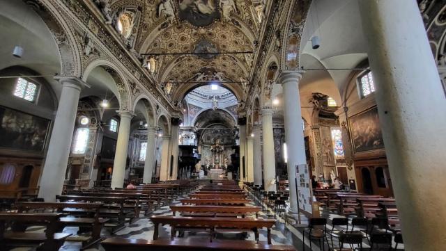 die dreischiffige Basilica hat einen Grundriss in Form eines Kreuzes und wurde im 16.Jhr. im Renaissance Stil erbaut