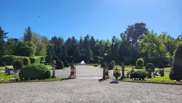 wir treten in die Parkanlage ein, die dem kaiserlichen Schloss Schönbrunn nachempfunden ist