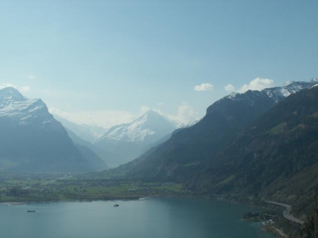 Blick vom Chäppeli auf den Urnersee. Im Hintergund der Bristen