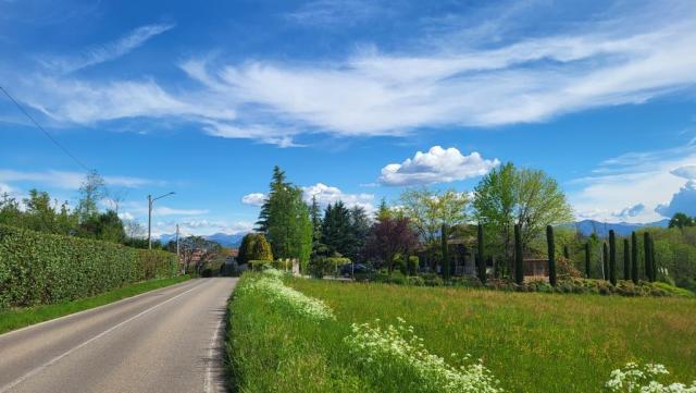 über eine sehr schöne, und grüne Landschaft wandern wir nach Gazzada