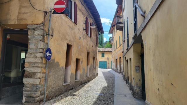 um zur Bushaltestelle zu gelangen, geht es ein Stück durch die Altstadt