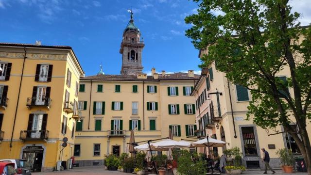 in Varese angekommen, geniessen wir in der Altstadt mit Sicht auf den schönen Kirchturm der Basilica...