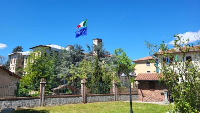 während dem Mittagessen, schauen wir hinüber zum Castello di Castelletto di Cuggiono