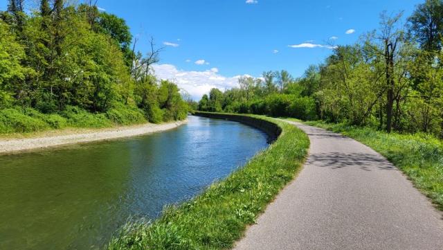 er wurde in den Jahren 1177 bis 1257 gebaut und bezieht sein Wasser aus dem Fluss Ticino