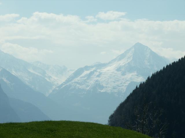 links das Etzlital, rechts der Bristen