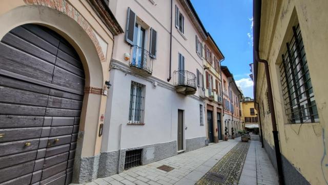 mitten in der Altstadt von Pavia beziehen wir danach im V&B Suites and Apartments unser Zimmer