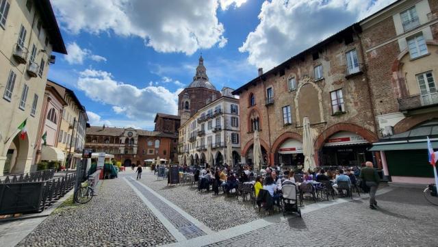 wir flanieren durch die Altstadt und erreichen die Piazza della Vittoria mit dem Dom von Pavia