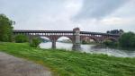 der Ponte Coperto taucht vor uns auf. Er ist das Wahrzeichen von Pavia und überspannt mit fünf Arkaden den Ticino