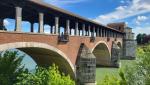 beim Ponte Coperto. Die heutige Brücke wurde nach Plänen der antiken Brücke aus dem 14. Jhr. 1949 neu errichtet