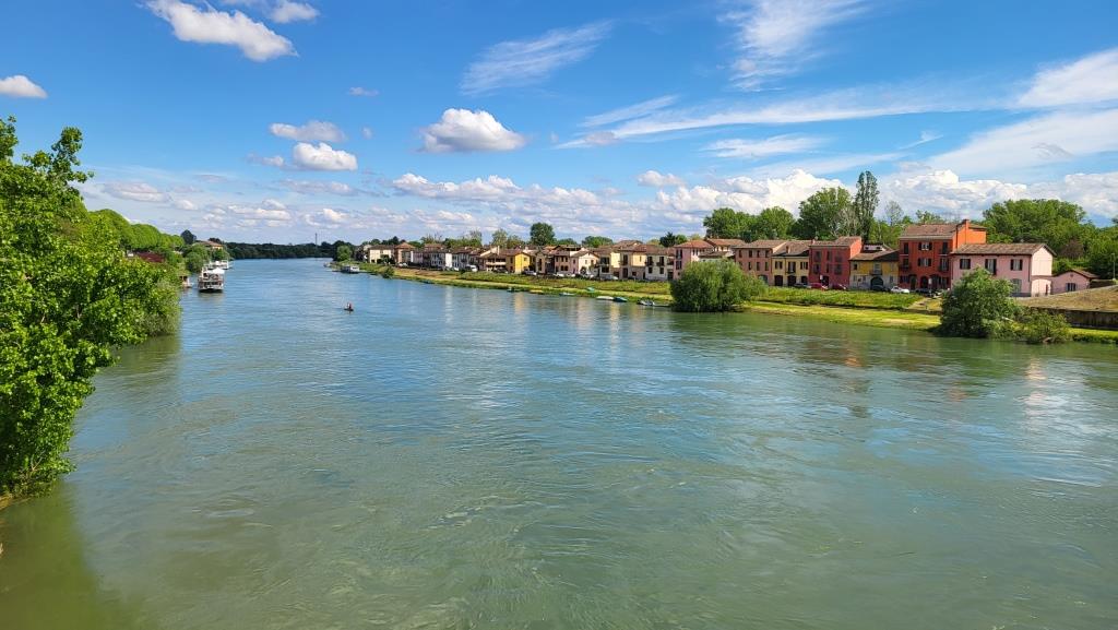 wir blicken über den Ticino in die Richtung wo die Via Francigena nach Rom führt