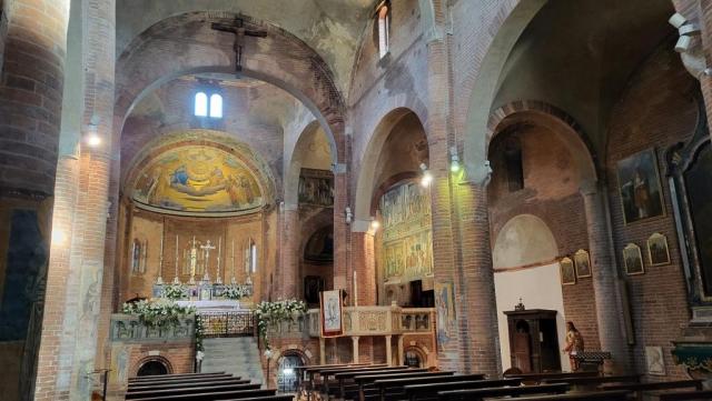 die kleine romanische Basilika, die an den Hängen des Flusses Tessin liegt, diente den Fischern