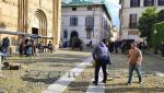 auf dem Kirchvorplatz wird gerade ein Film gedreht