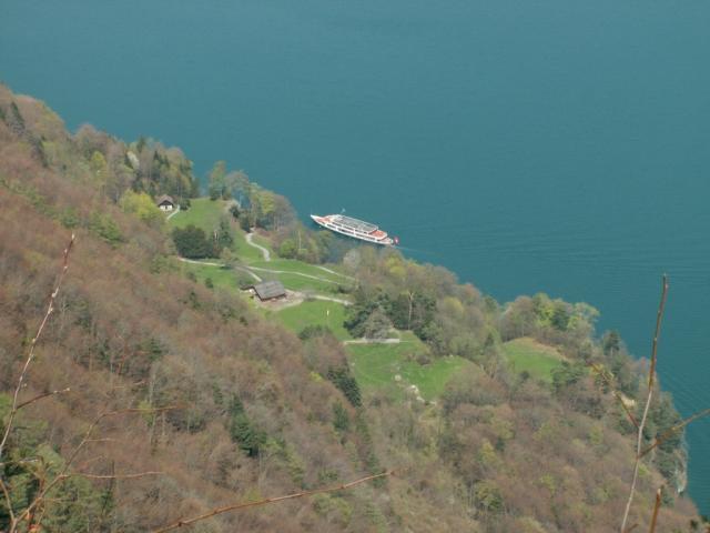 ein Schiff erreicht die Rütliwiese