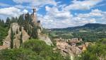 der Uhrenturm in Brisighella "Torre dell’Orologio" 1850 wiederaufgebaut, mit einem Ziffernblatt von sechs Stunden