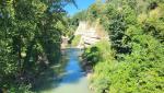 über eine Brücke überqueren wir den Fluss Lamone